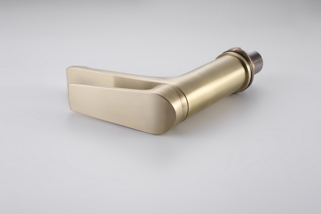 Твердые латунные Faucets таза Ванная комната горячие и крутой Faucet смесителя таза мытья Chrome поверхностный