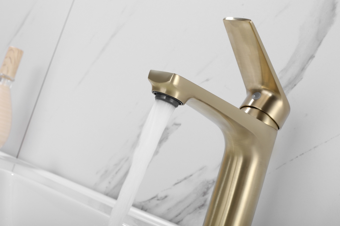 Твердые латунные Faucets таза Ванная комната горячие и крутой Faucet смесителя таза мытья Chrome поверхностный
